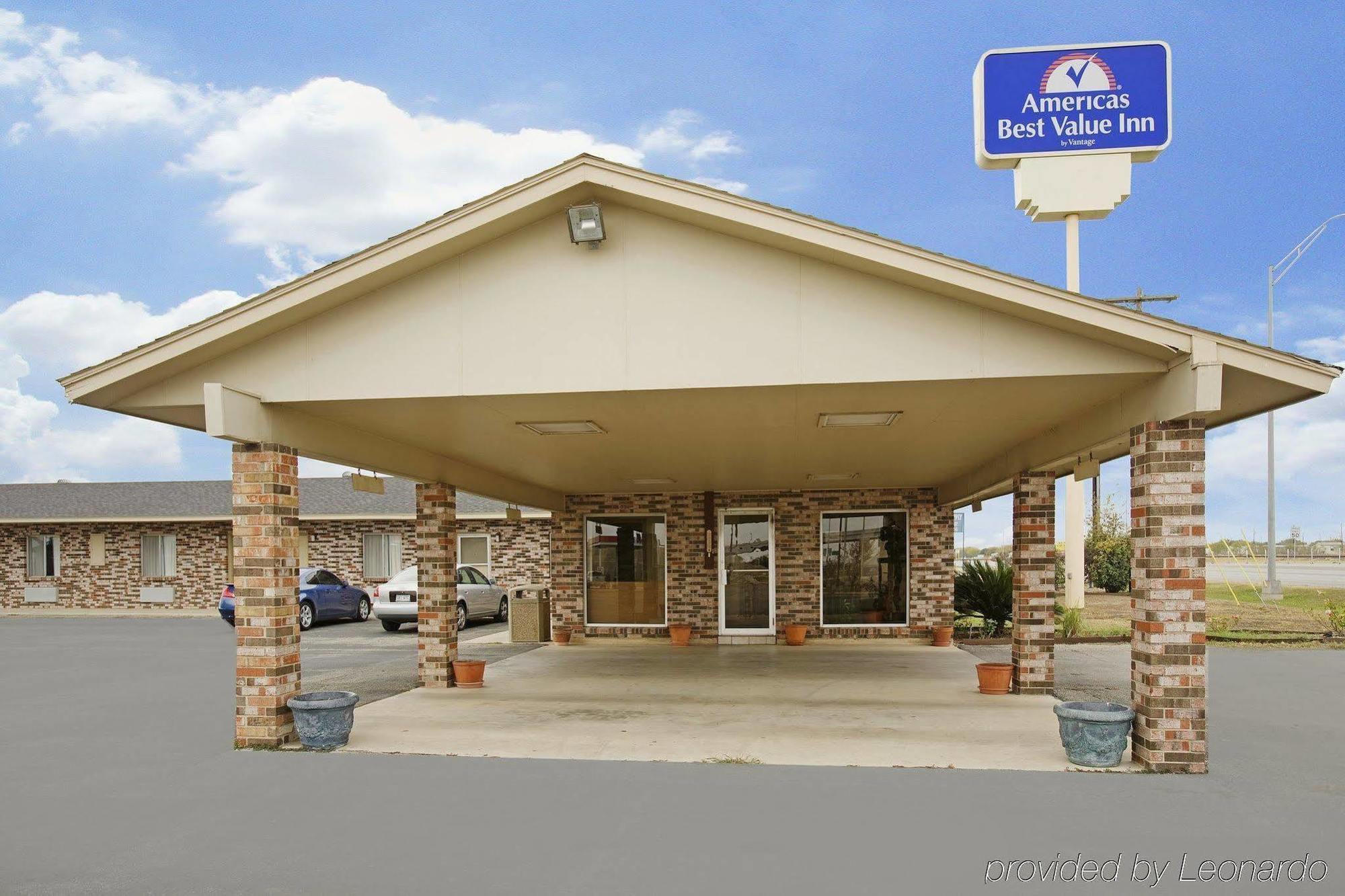 Regency Inn Hondo Exteriör bild